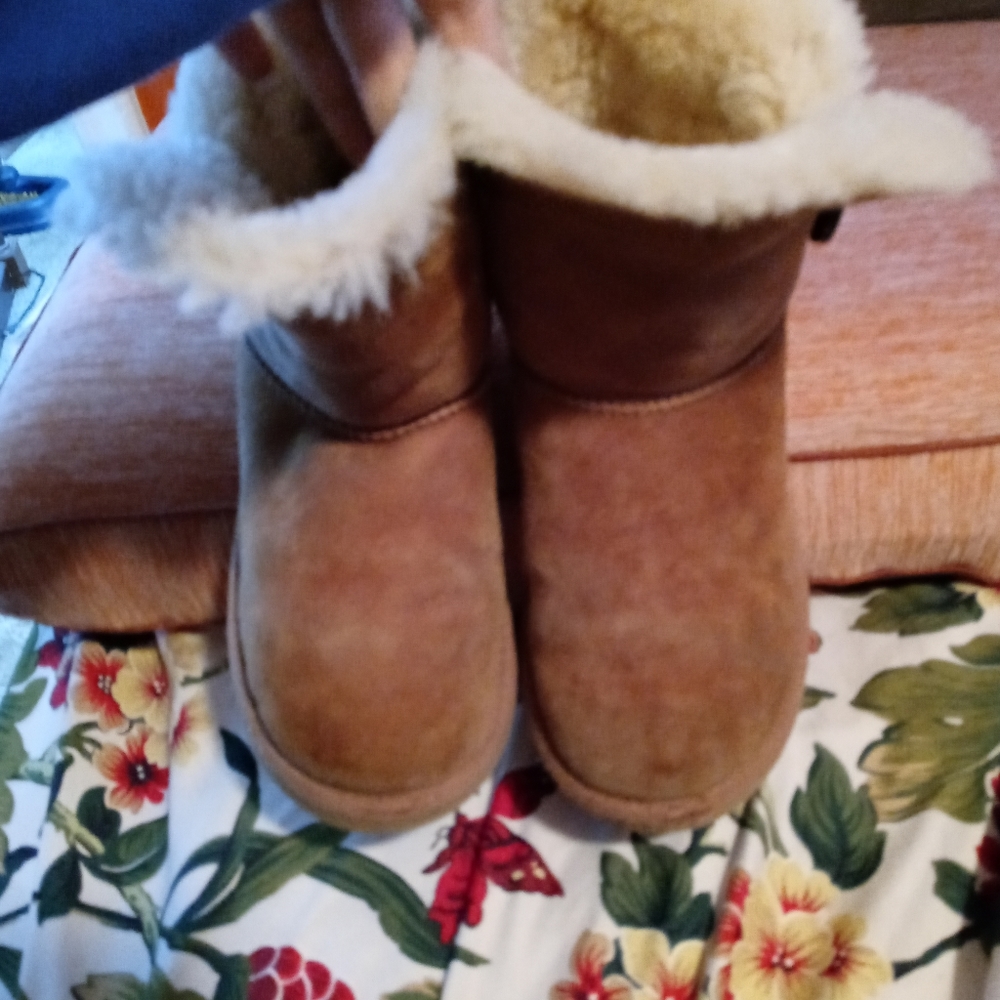 🎀AUTHENTIC Girls UGG Bailey boots🎀